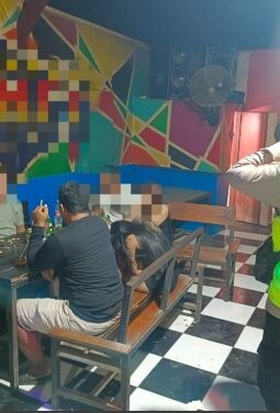 Tindak Lanjuti Video Viral, Polsek Wiradesa Razia Cafe dan Amankan Enam Botol Miras