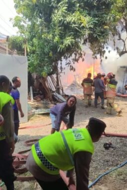 Sisa Bara Pembakaran Sampah Diduga Picu Kebakaran Gudang Kayu di Kedungwuni